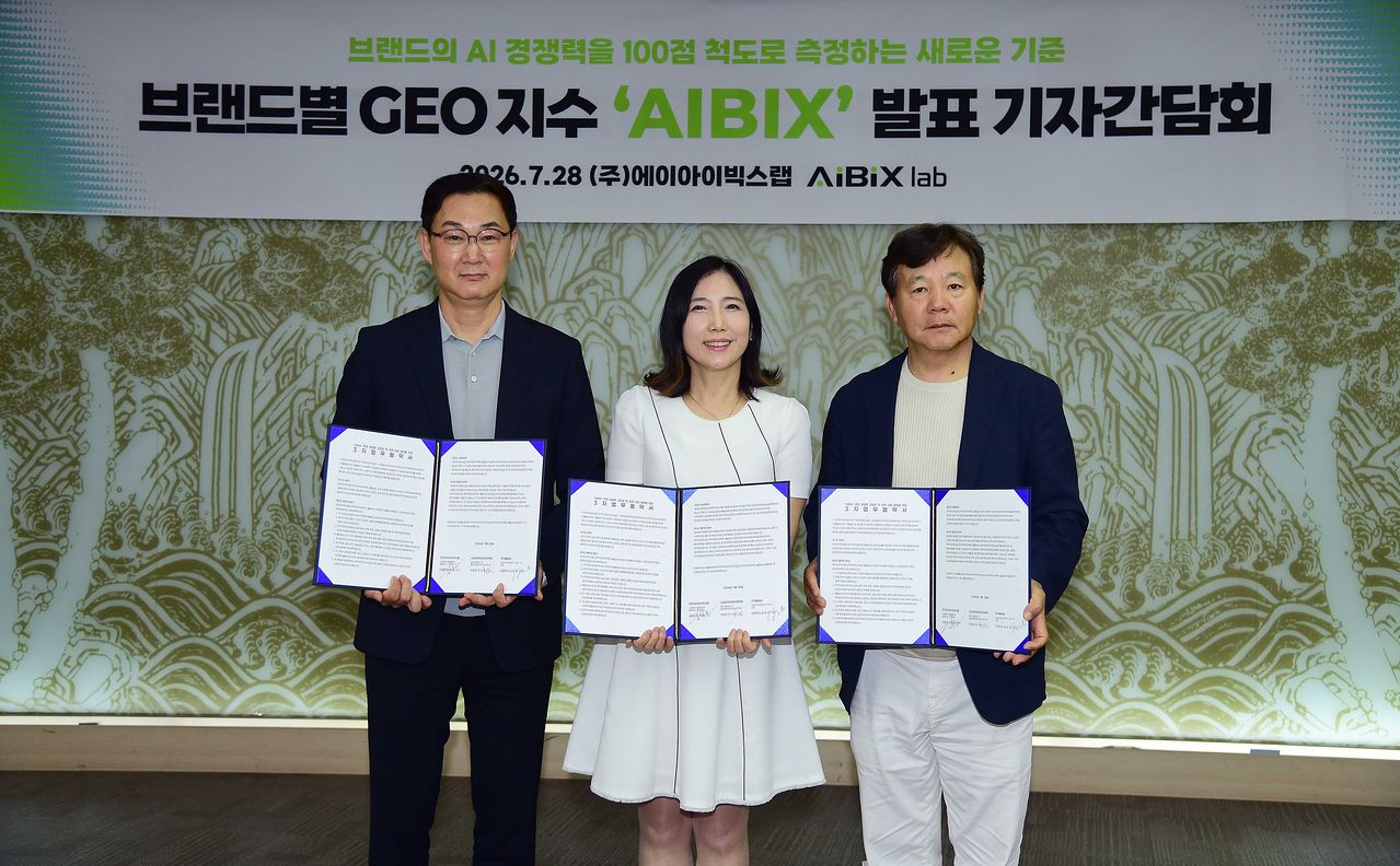 에이아이빅스랩은 28일 서울 중구 한국의집에서 진행한 기자간담회를 통해 AI 브랜드 경쟁력 지수인 ‘에이아이빅스(AIBIX)’를 발표했다. (왼쪽부터)김준현 에이아이빅스랩 대표, 손은경 플립비 대표, 김세을 한국빅데이터학회 상임이사. 