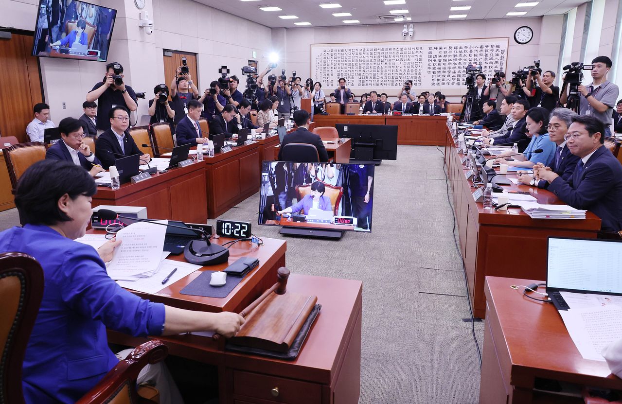 서영교 위원장이 27일 국회에서 열린 법제사법위원회 전체회의에서 의사봉을 두드리고 있다. 임현동 기자