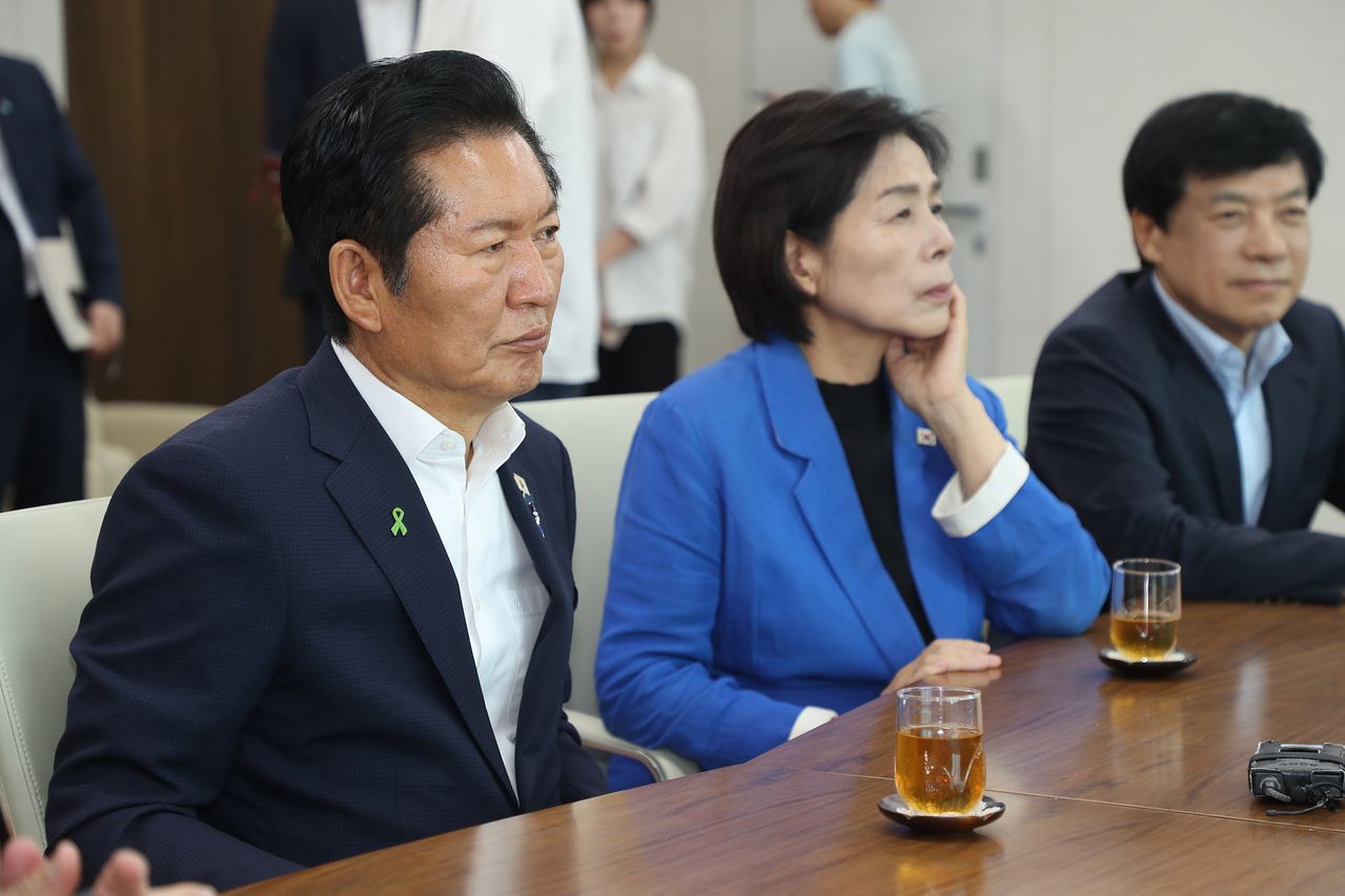 정청래 더불어민주당 대표 후보가 24일 오후 충북 청주시 충북도청을 찾아 신용한 지사와 면담하고 있다. 뉴스1