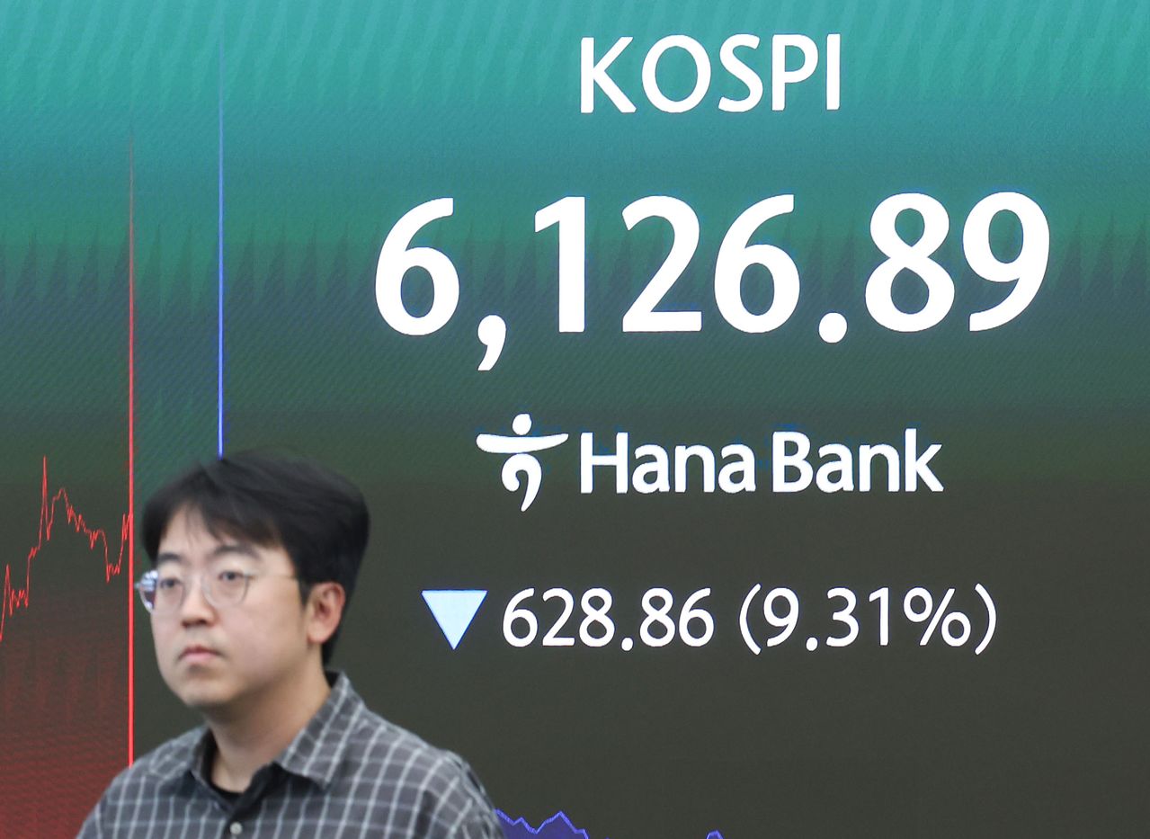 코스피가 급락하며 서킷브레이커가 발동된 28일 오전 서울 중구 하나은행 딜링룸 전광판에 코스피 등 시황이 표시되고 있다. 이날 코스피는 장중 8% 넘게 급락하면서 유가증권시장에서 서킷브레이커가 발동됐다. 뉴스1