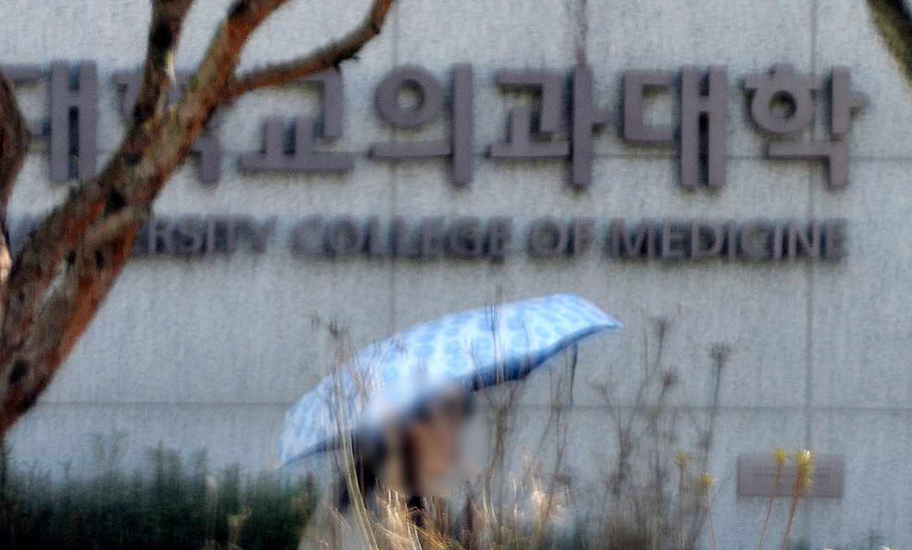지난 4월 대전의 한 의과대학 캠퍼스에서 학교 관계자들이 이동하고 있다. 김성태 객원기자 