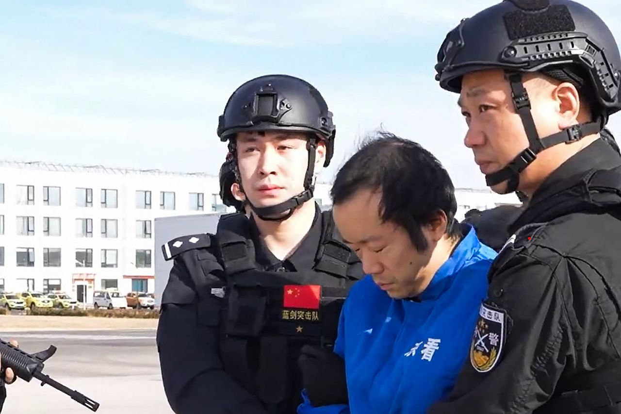 지난 1월 중국 공안부가 프린스그룹 창업자 천즈(가운데)를 중국으로 압송하고 있다. 천즈는 압송 6개월 만인 지난 6일 정식 체포됐다. [AFP=연합뉴스]