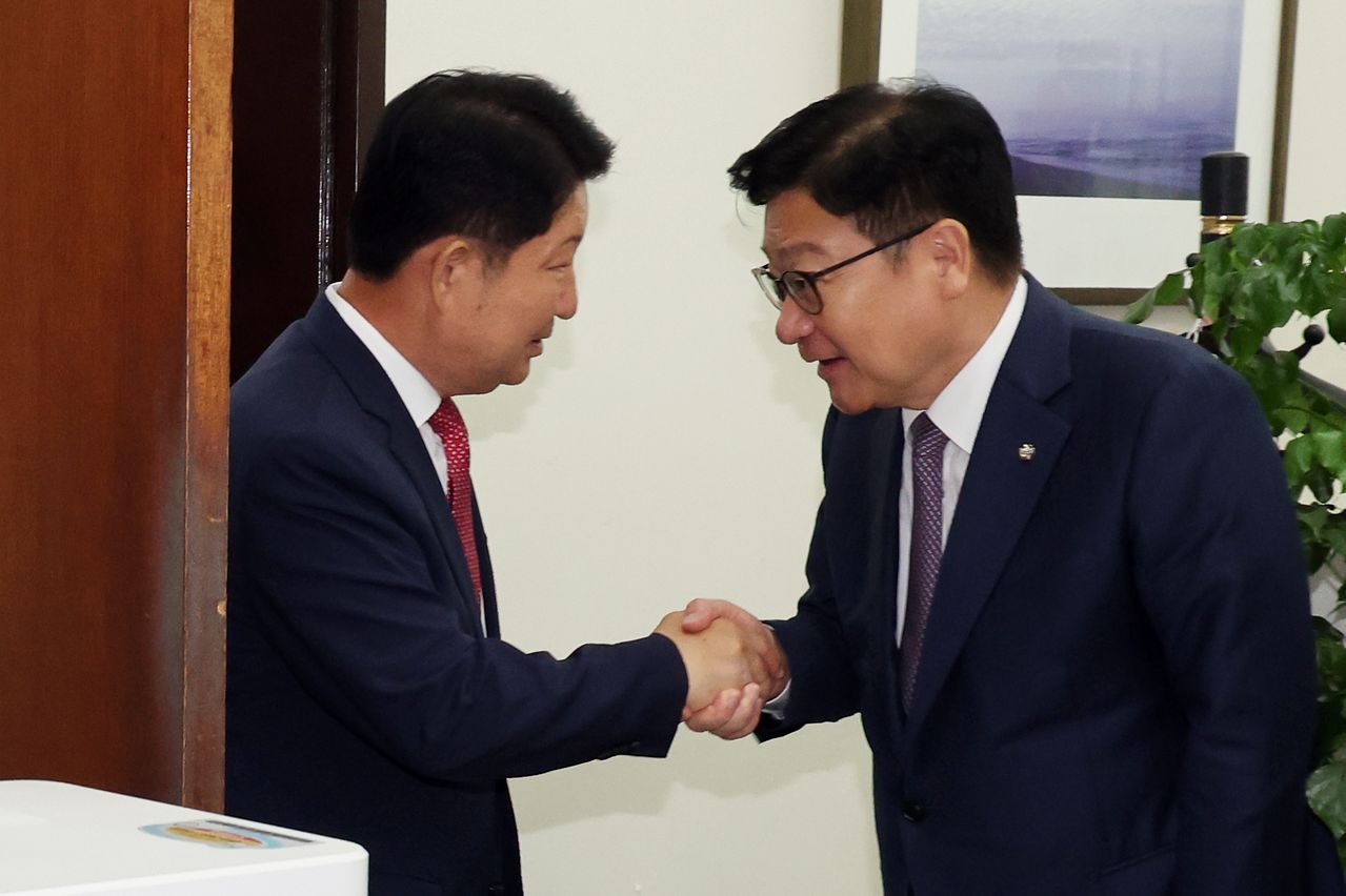 '멱살 소동'을 일으킨 권영진 국민의힘 의원이 27일 오전 서울 여의도 국회 국민의힘 원내대표실에서 정점식 원내대표와 면담 후 악수를 나누고 있다. 뉴스1
