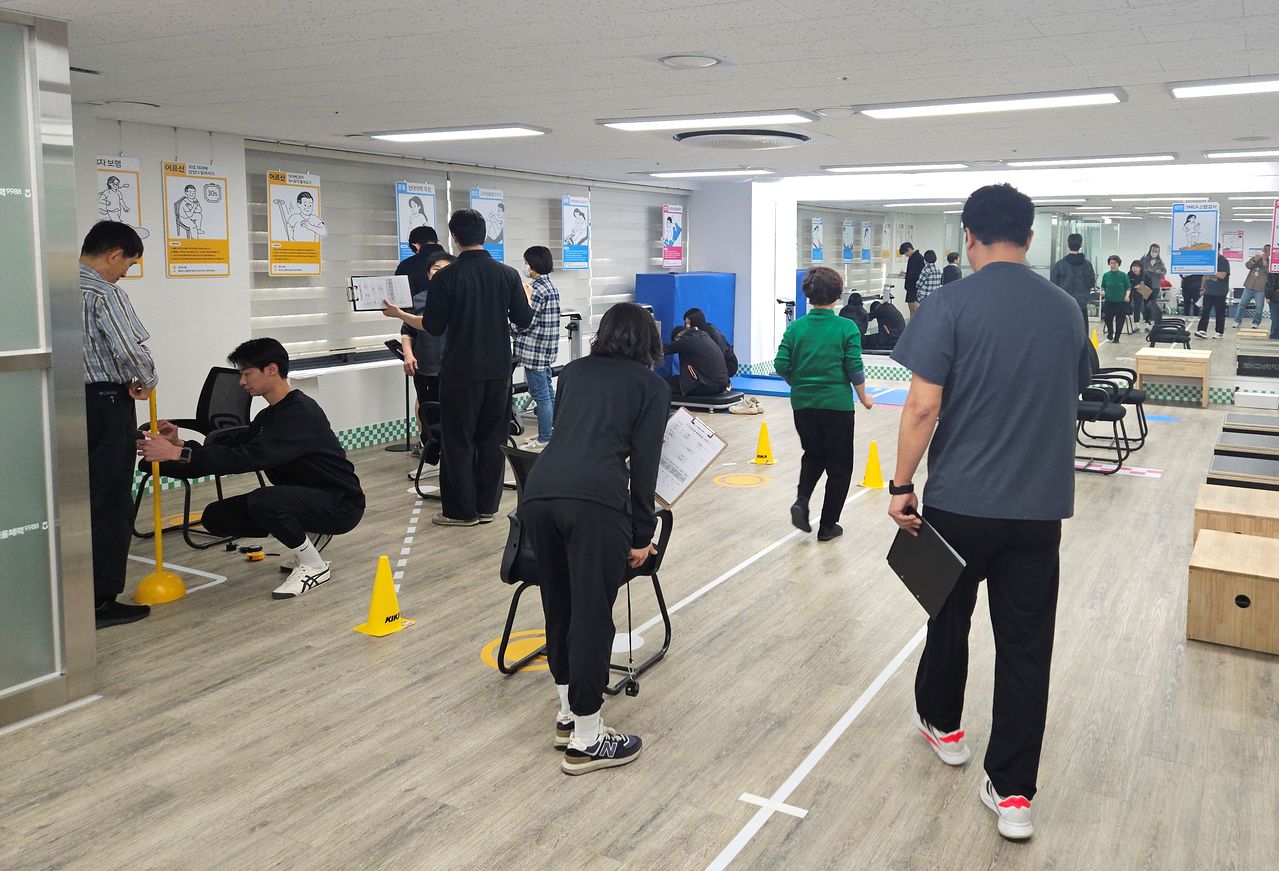 서울시민들이 서울체력장 프로그램에 참여하고 있다. [사진 서울시]