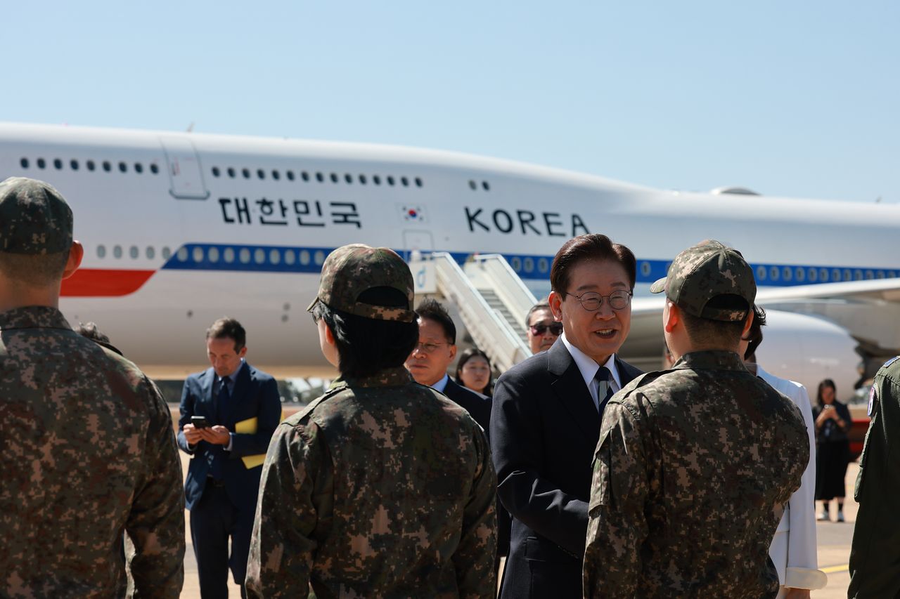 브라질을 국빈 방문한 이재명 대통령이 26일(현지시간) 브라질리아 공군기지에서 브라질 현지에서 C-390 수송기 인도 교육을 받고 있는 한국 공군 조종사·정비사 등 장병들을 격려하고 있다. 연합뉴스