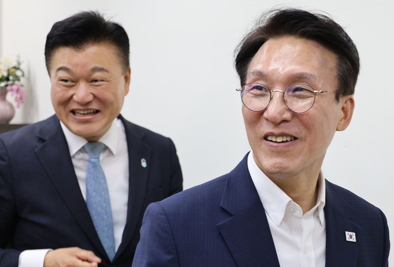 더불어민주당 대표 후보인 김민석 전 국무총리가 27일 오후 충북도청을 찾아 신용한 충북도지사와 이야기를 나누고 있다. 연합뉴스 