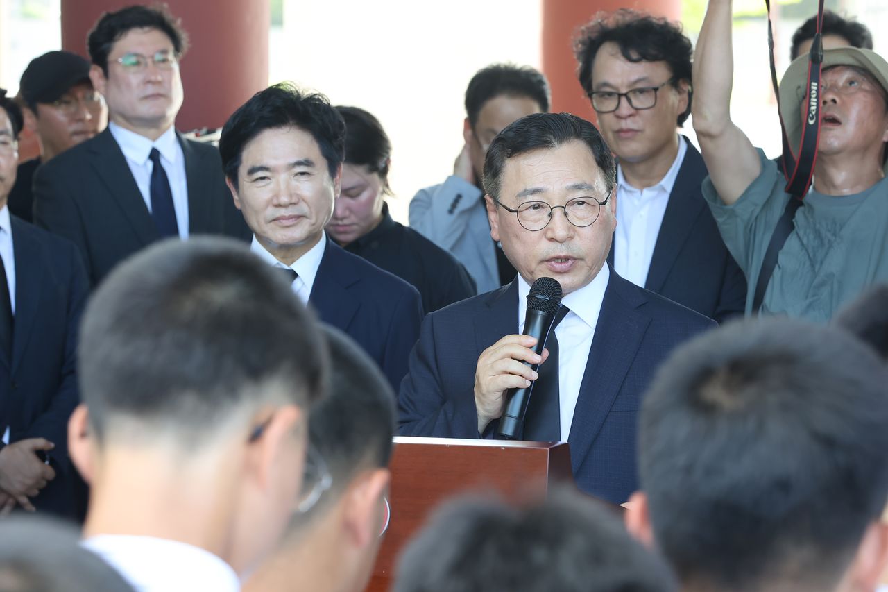 지난 6일 배재고 선수들과 국립 5·18민주묘지를 참배한 정근식 서울시교육감이 학생들 앞에서 발언하고 있다. 배재고 야구부 학생선수와 지도자, 학부모 등은 고교야구 경기 중 불거진 ‘5·18 조롱 논란’과 관련해 당시 광주 북구 광주제일고를 사과 방문한 뒤 학생들과 함께 국립5·18민주묘지를 참배했다. 장정필 객원기자