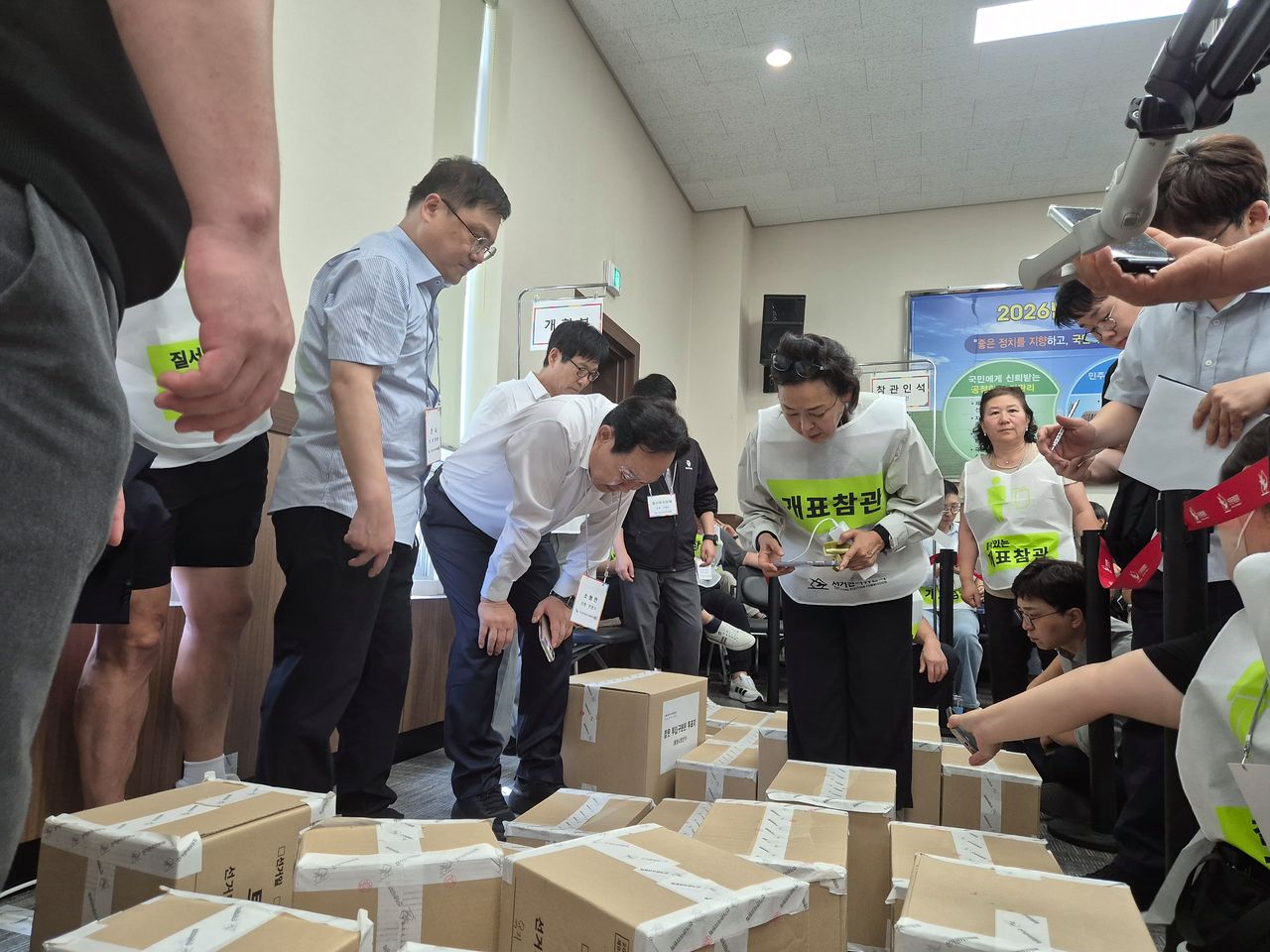 27일 오후 경남선거관리위원회 6층 대회의실에서 진행된 재검표 현장에서 천영기 전 국민의힘 통영시장 후보가 허리를 숙여 투표지 보관상자의 봉인 상태 등을 확인하고 있다. 이번 통영시장 선거에서 낙선한 천 전 후보가 지난달 당선무효 소청을 제기, 이날 재검표가 진행됐다. 안대훈 기자