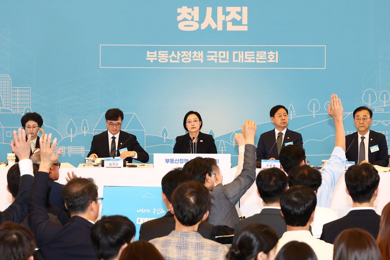 한성숙 국무총리(가운데)가 27일 서울 대한상공회의소에서 열린 부동산정책 국민 대토론회에서 참석자들의 질문을 받고 있다. 한 총리는 이날 “부동산 문제는 반드시 해결해야 한다”며 “국무총리로서 큰 책임감과 무거움을 느낀다”고 말했다. 앞줄 왼쪽부터 진미윤 명지대 부동산대학원 교수, 임기근 국무조정실장, 한 총리, 구윤철 부총리 겸 재정경제부 장관, 김윤덕 국토교통부 장관. [뉴시스]