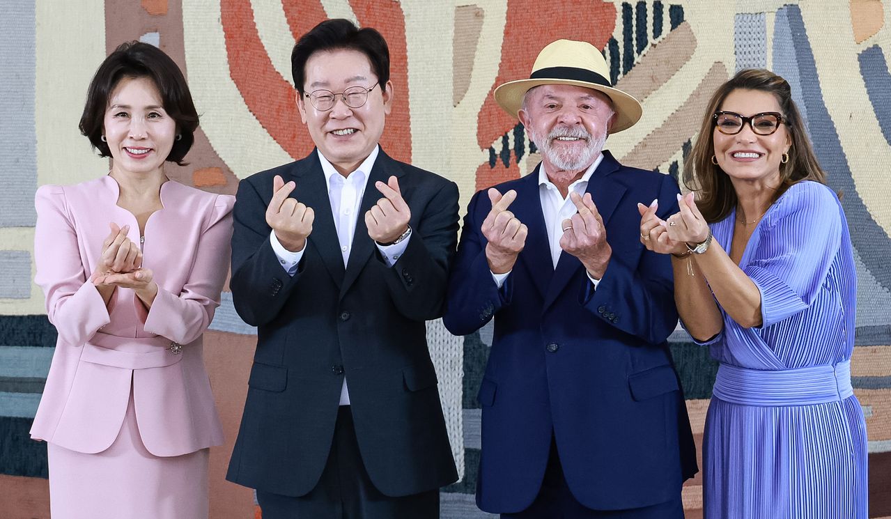 이재명 대통령과 루이스 이나시우 룰라 다 시우바 대통령, 김혜경 여사, 호잔젤라 다시우바 여사가 27일(현지시간) 브라질 외교부궁에서 열린 문화공연 및 리셉션에서 기념촬영을 하고 있다. 뉴스1