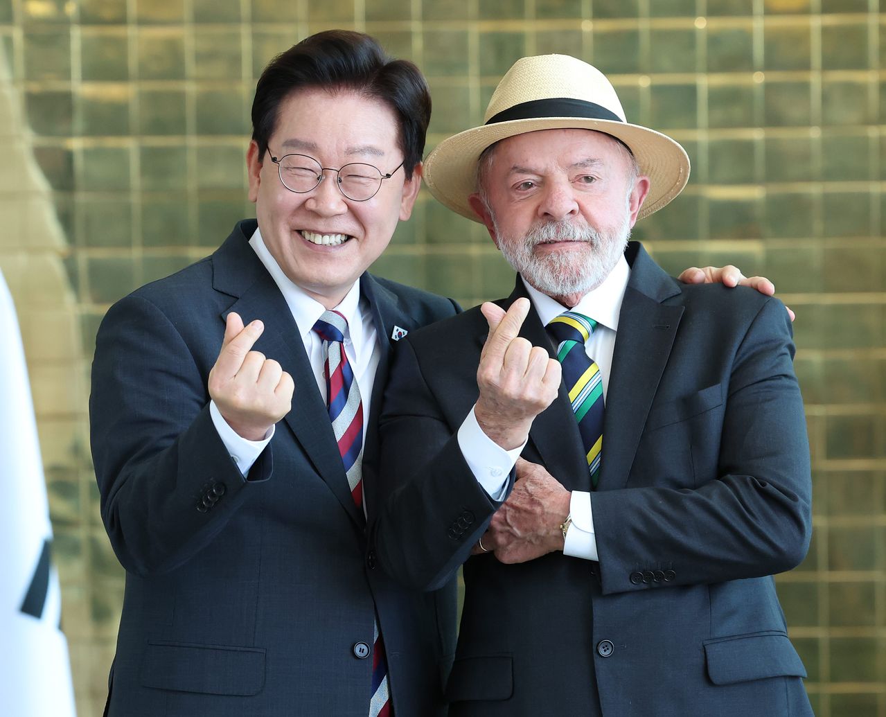 이재명 대통령과 루이스 이나시우 룰라 다시우바 브라질 대통령이 27일(현지시간) 브라질리아 대통령관저에서 공동언론발표를 마친 뒤 취재진을 향해 손가락 하트를 만들어보이고 있다. 연합뉴스