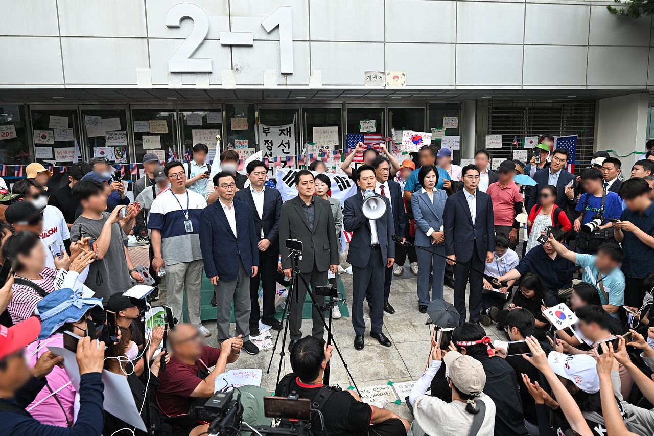 장동혁 국민의힘 대표가 지난달 16일 서울 송파구 올림픽공원 핸드볼경기장을 찾아 개표소 봉쇄를 주장하는 시민들에게 진입 결정을 알리고 있다. 뉴스1