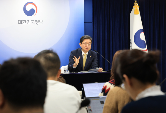 이억원 금융위원장이 서울 종로구 정부서울청사에서 열린 정례 기자간담회에서 발언을 하고 있다. 뉴스1