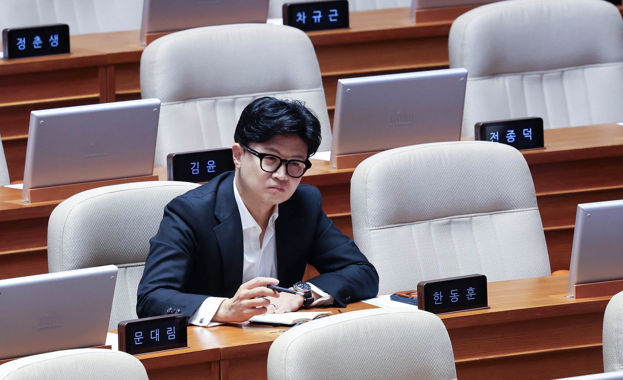 한동훈 무소속 의원이 지난 20일 국회 본회의에서 열린 윤석열·김건희에 의한 내란·외환 및 국정농단 행위의 진상규명을 위한 특별검사 임명 등에 관한 법률 일부개정법률안에 대한 윤상현 국민의힘 의원의 필리버스터(무제한 토론을 통한 합법적인 의사진행 방해)를 보고 있다. 임현동 기자