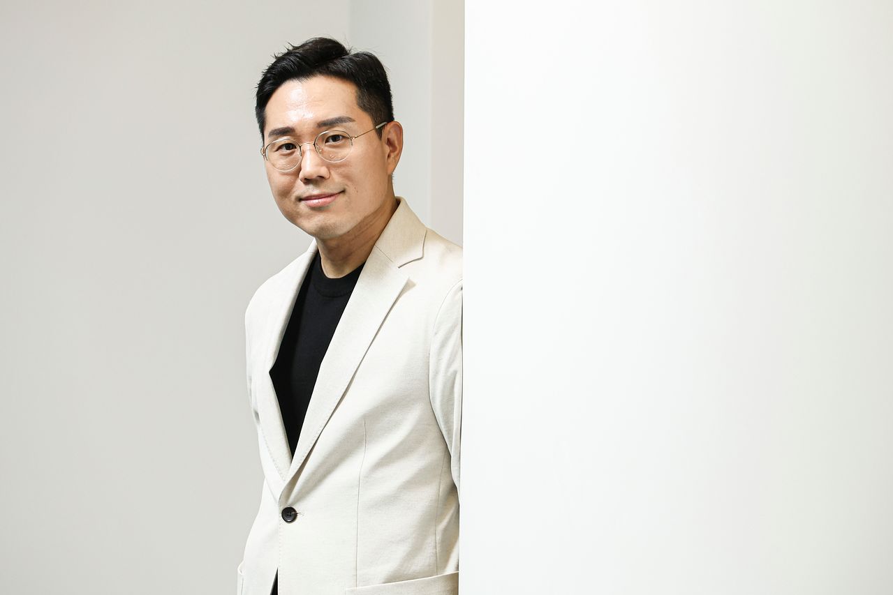 김두언 팀장은 거시경제와 산업, 정책을 하나의 흐름으로 엮어 시장을 해석하는 이코노미스트다. 삼프로TV, SBS Biz, JTBC 등 다양한 채널에서 투자 전략가로 인사이트를 전하고 있다. 빈센트는 활동명이다. 5년 전 스타트업에 잠깐 몸담았을 때 생긴 이름이다. 승리를 뜻하는 프랑스어다. 일찍이 주도주 투자를 강조해온 그는 “여전히 주도주를 사라”는 말로 화제를 모았다. 김경록 기자