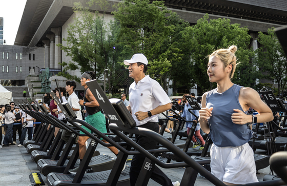 오세훈 서울시장이 서울 광화문 광장에서 열린 '손목닥터 9988' 100만 참여 기념행사에 참석해 무동력 트레드밀 릴레이 걷기 챌린지를 하고 있다. [사진 서울시]