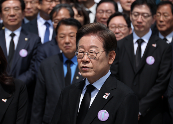 이재명 대통령이 대선 후보 시절인 지난해 5월 광주광역시 북구 국립 5·18민주묘지에서 열린 5·18민주화운동 45주년 기념식에 참석한 뒤 취재진과 만나 이날 발표한 개헌 관련 입장에 대한 질문에 답하고 있다. 연합뉴스