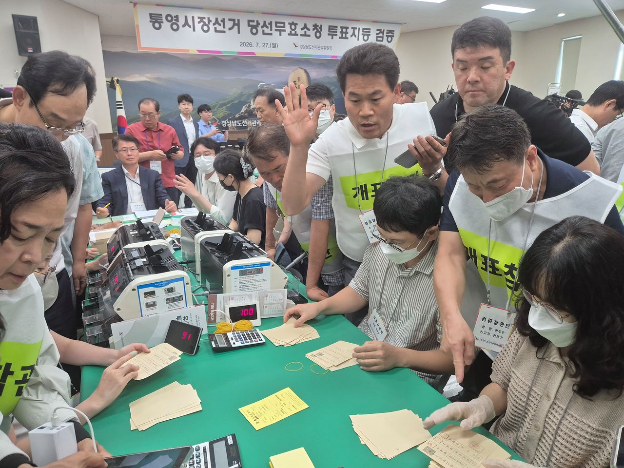 한국사 강사 출인 유튜버 전한길씨 27일 오후 진행된 경남 통영시장 선거 재검표 현장에서 손을 들고 이의를 제기하고 있다. 전씨는 이번 통영시장 선거에서 낙선한 천영기 전 국민의힘 후보 측 개표 참관인으로 참석했다. 이번 재검표는 창원시 성산구에 있는 경남선거관리위원회 6층 대회의실에서 진행됐다. 안대훈 기자