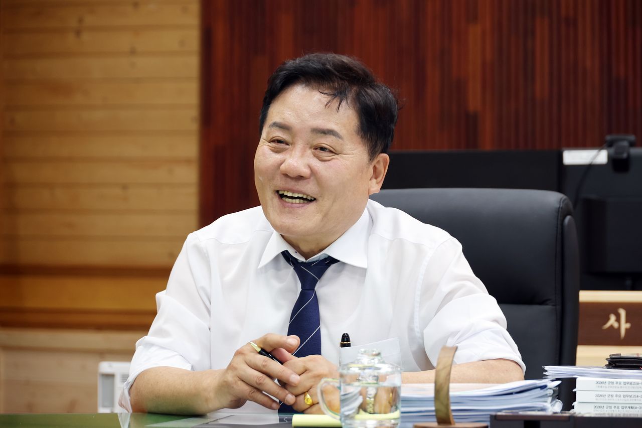 사순문 장흥군수가 지난 15일 군수실에서 장흥군의 미래 비전과 지방소멸 대응 방안 등을 설명하고 있다. [사진 장흥군]