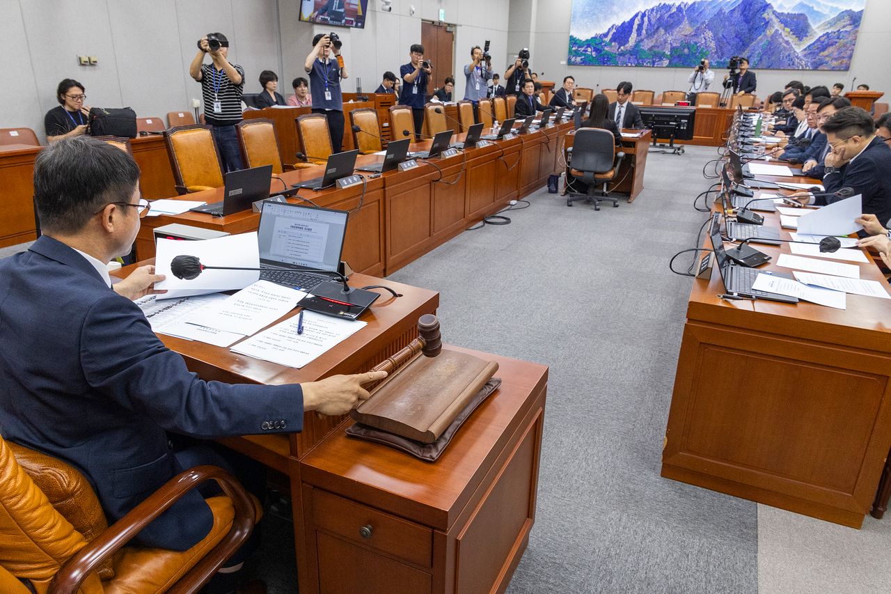 국회 운영위원장인 더불어민주당 한병도 원내대표가 29일 국회에서 열린 국회 운영위원회 전체 회의에서 신속처리안건(패스트트랙) 심사 기간을 최장 90일로 단축하는 내용을 담은 국회법 개정안을 국민의힘이 퇴장한 가운데 처리하고 있다. 연합뉴스