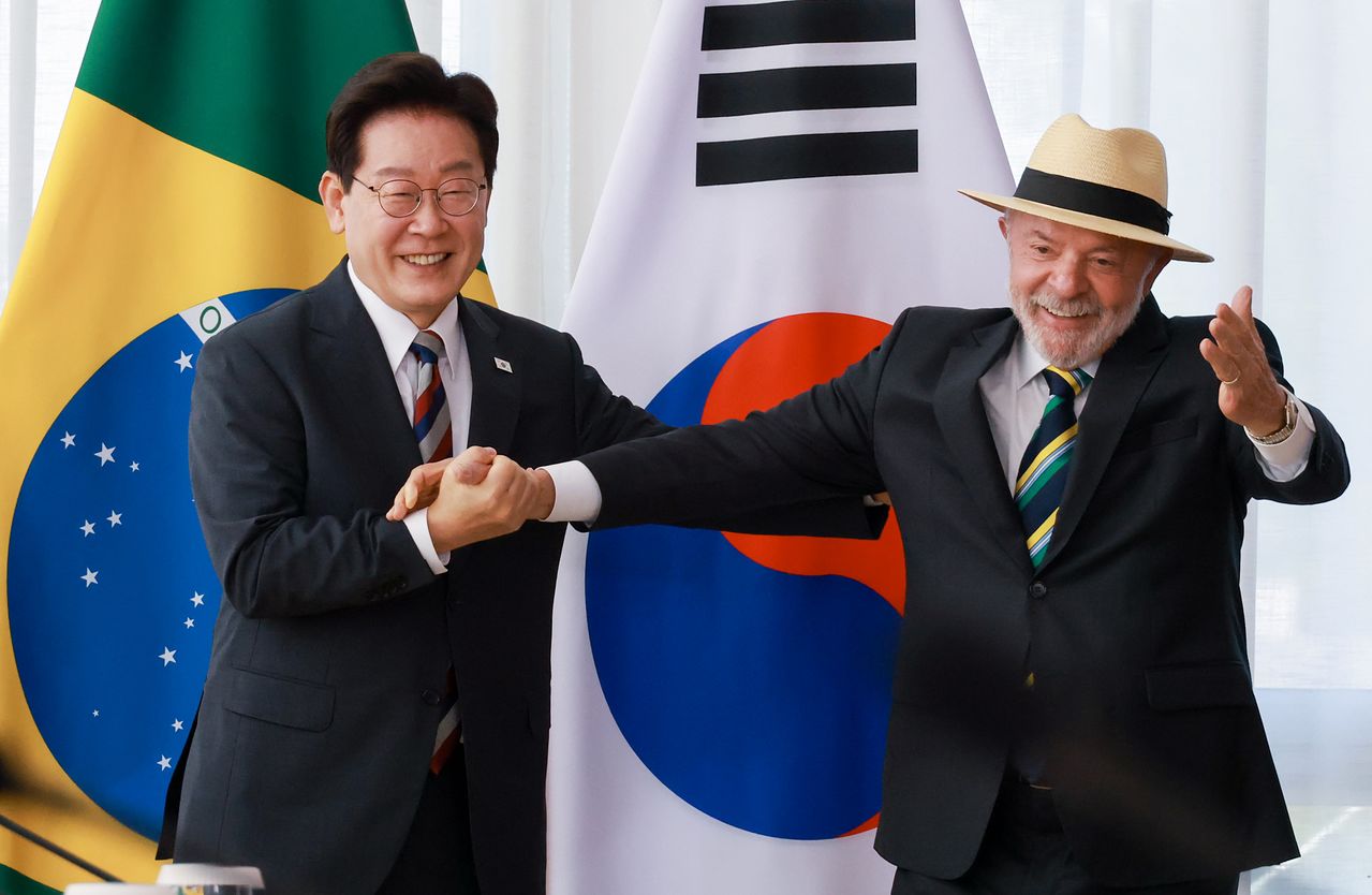 이재명 대통령과 루이스 이나시우 룰라 다시우바 대통령이 27일(현지시간) 브라질리아 대통령관저에서 정상회담에 앞서 양국의 국기 앞에서 기념촬영을 하고 있다. 연합뉴스