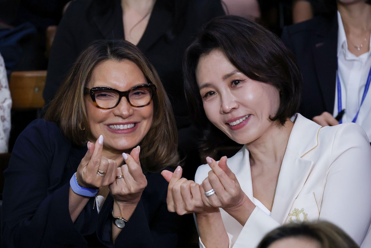 김혜경 여사와 브라질 영부인 잔자 룰라 다 시우바 여사가 28일(현지시간) 상파울루 시립문화센터에서 열린 브라질 한국영화제에서 영화 관람 후 손가락 하트와 함께 기념 촬영을 하고 있다. 연합뉴스