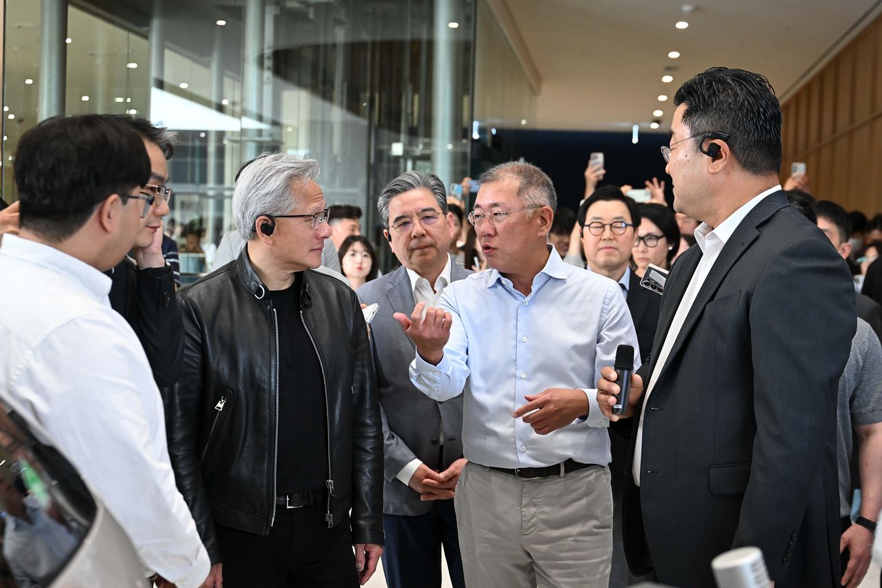 젠슨 황 엔비디아 최고경영자(CEO)가 지난달 8일 서울 서초구 현대자동차 본사를 찾아 정의선 현대차그룹 회장과 대화하고 있다. 연합뉴스