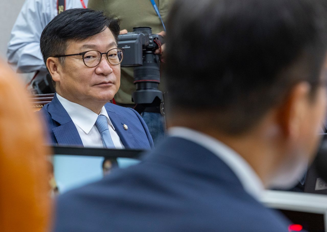 정점식 국민의힘 원내대표가 29일 국회에서 열린 운영위원회 전체 회의에서 운영위원장인 한병도 더불어민주당 원내대표를 바라보고 있다. 연합뉴스