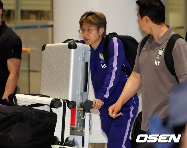 [OSEN=인천공항, 민경훈 기자] 32강 진출에 실패한 대한민국 축구대표팀 중 홍명보 감독을 비롯해 김민재, 황희찬, 설영우, 이강인 등 선수 8명이 30일 새벽  인천국제공항을 통해 귀국했다. 손흥민 등 나머지 선수들은 쪼개져서 각자 귀국한다. 대표팀 귀국 본진은 30일 새벽 인천공항에 도착한다.대표팀 이강인이 입국하고 있다. 2026.06.30 / rumi@osen.co.kr