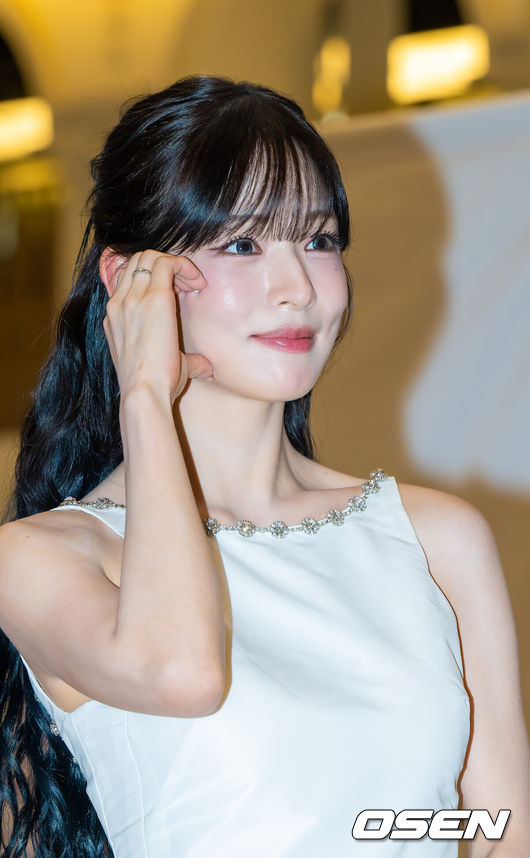 [OSEN=박준형 기자] 29일 오후 서울 서초구 신세계백화점 강남점에서 한 가방 브랜드 포토콜 행사가 진행됐다.이날행사에는 아이브 리즈와 프로미스나인 이채영이 참석했다.프로미스나인 이채영이 포즈를 취하고 있다.     2026.05.29 /soul1014@osen.co.kr 