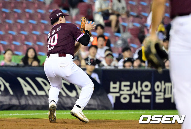 [OSEN=잠실, 조은정 기자]28일 서울 잠실야구장에서 2026 신한 SOL KBO리그 LG 트윈스와 키움 히어로즈의 경기가 열렸다.이날 LG는 톨허스트, 키움은 전준표를 선발로 내세웠다.7회말 1사에서 키움 3루수 김웅빈이 LG 오스틴 땅볼에 포구실책을 범하고 있다. 2026.07.28 /cej@osen.co.kr