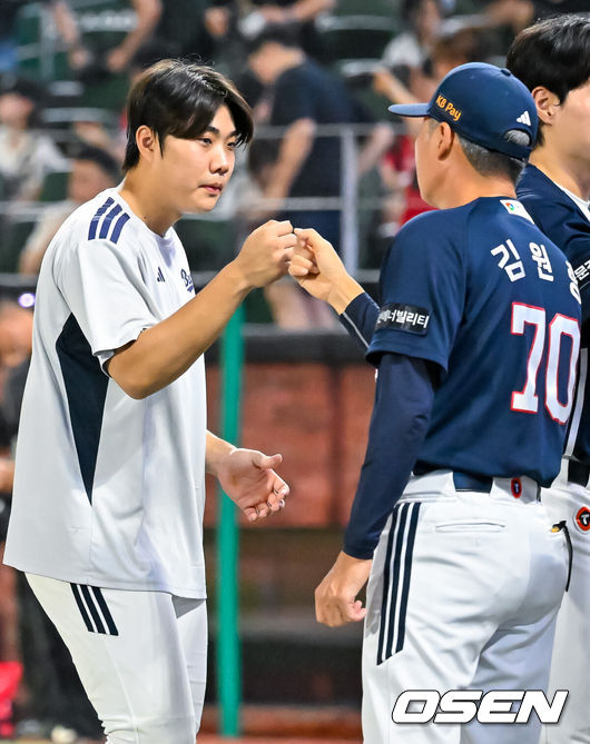 [OSEN=인천, 민경훈 기자] 28일 인천 SSG랜더스필드에서 2026 신한 SOL KBO리그 SSG 랜더스와 두산 베어스의 경기가 열렸다.이 경기에서 두산은 연장 접전 끝2-1로 승리했다.두산은 3연전 기선제압과 함께 2연승을 달리며 시즌 49승 3무 44패를 기록했다. 반면 4연승 상승세가 끊긴 9위 SSG는 36승 4무 57패가 됐다.경기를 마치고 두산 박준순이 김원형 감독과 하이파이브를 하고 있다. 2026.07.28 /rumi@osen.co.kr