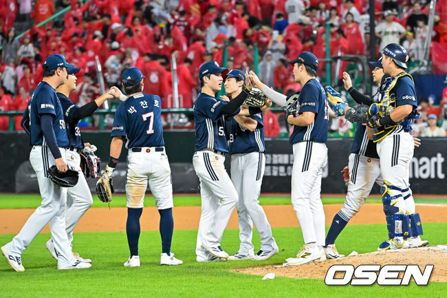 [OSEN=인천, 민경훈 기자] 28일 인천 SSG랜더스필드에서 2026 신한 SOL KBO리그 SSG 랜더스와 두산 베어스의 경기가 열렸다.이 경기에서 두산은 연장 접전 끝2-1로 승리했다.두산은 3연전 기선제압과 함께 2연승을 달리며 시즌 49승 3무 44패를 기록했다. 반면 4연승 상승세가 끊긴 9위 SSG는 36승 4무 57패가 됐다.경기를 마치고 두산 선수들이 마운드 근처에 모여서 승리의 기쁨을 나누고 있다. 2026.07.28 /rumi@osen.co.kr