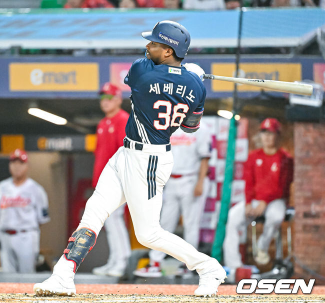 [OSEN=인천, 민경훈 기자] 28일 인천 SSG랜더스필드에서 2026 신한 SOL KBO리그 SSG 랜더스와 두산 베어스의 경기가 열렸다.이날 SSG은 아빌라, 두산은 벤자민을 선발로 내세웠다.7회초 2사 주자 1루 두산 세베리노가 동점 1타점 적시 2루타를 때리고 있다. 2026.07.28 /rumi@osen.co.kr