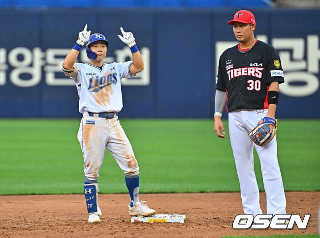[OSEN=대구, 이석우 기자] 28일 대구삼성라이온즈파크에서 2026 신한 SOL KBO 리그 삼성 라이온즈와 KIA 타이거즈의 경기가 열렸다. 홈팀 삼성은 최원태가, 방문팀 KIA는 올러가 선발 출전했다. 삼성 라이온즈 김지찬이 1회말 2사 1,2루 좌익수 왼쪽 1타점 2루타를 치고 세리머니를 하고 있다. 2026.07.28 / foto0307@osen.co.kr