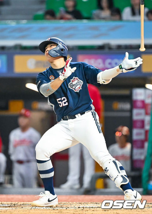 [OSEN=인천, 민경훈 기자] 28일 인천 SSG랜더스필드에서 2026 신한 SOL KBO리그 SSG 랜더스와 두산 베어스의 경기가 열렸다.이날 SSG은 아빌라, 두산은 벤자민을 선발로 내세웠다.연장 10회초 두산 선두타자로 나온 박준순이 좌월 역전 솔로홈런을 때리고 있다. 2026.07.28 /rumi@osen.co.kr