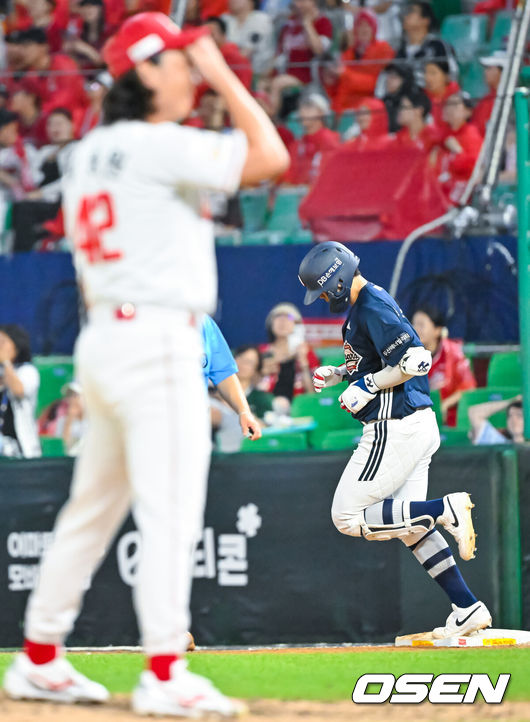 [OSEN=인천, 민경훈 기자] 28일 인천 SSG랜더스필드에서 2026 신한 SOL KBO리그 SSG 랜더스와 두산 베어스의 경기가 열렸다.이날 SSG은 아빌라, 두산은 벤자민을 선발로 내세웠다.연장 10회초 두산 선두타자로 나온 박준순이 좌월 역전 솔로홈런을 때린 후 그라운드를 돌고 있다. 2026.07.28 /rumi@osen.co.kr