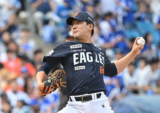 [OSEN=대구, 이석우 기자] 2일 대구삼성라이온즈파크에서 2026 신한 SOL KBO 리그 삼성 라이온즈와 한화 이글스의 경기가 열렸다. 홈팀 삼성은 장찬희가, 방문팀 한화는 문동주가 선발 출전했다. 한화 이글스 권민규가 역투하고 있다. 2026.05.02 / foto0307@osen.co.kr