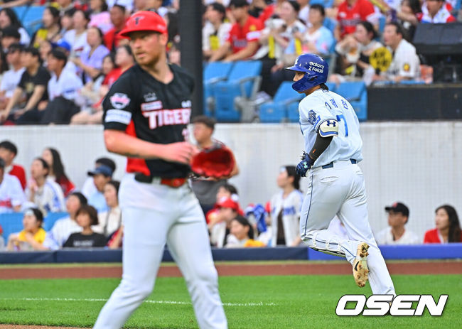 [OSEN=대구, 이석우 기자] 28일 대구삼성라이온즈파크에서 2026 신한 SOL KBO 리그 삼성 라이온즈와 KIA 타이거즈의 경기가 열렸다. 홈팀 삼성은 최원태가, 방문팀 KIA는 올러가 선발 출전했다. 삼성 라이온즈 이재현이 1회말 1사 1,3루 좌월 3점 홈런을 치고 그라운드를 돌고 있다. 2026.07.28 / foto0307@osen.co.kr