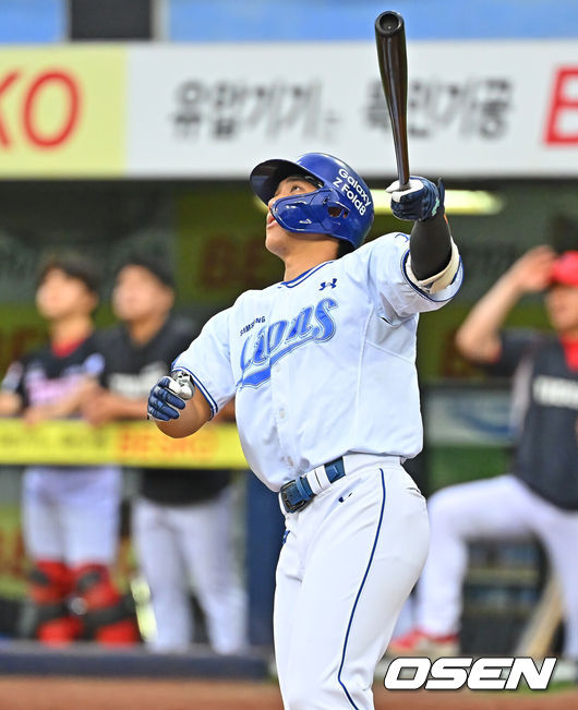 [OSEN=대구, 이석우 기자] 28일 대구삼성라이온즈파크에서 2026 신한 SOL KBO 리그 삼성 라이온즈와 KIA 타이거즈의 경기가 열렸다. 홈팀 삼성은 최원태가, 방문팀 KIA는 올러가 선발 출전했다. 삼성 라이온즈 이재현이 1회말 1사 1,3루 좌월 3점 홈런을 치고 있다. 2026.07.28 / foto0307@osen.co.kr