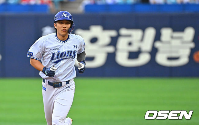 [OSEN=대구, 이석우 기자] 28일 대구삼성라이온즈파크에서 2026 신한 SOL KBO 리그 삼성 라이온즈와 KIA 타이거즈의 경기가 열렸다. 홈팀 삼성은 최원태가, 방문팀 KIA는 올러가 선발 출전했다. 삼성 라이온즈 이재현이 1회말 1사 1,3루 좌월 3점 홈런을 치고 그라운드를 돌고 있다. 2026.07.28 / foto0307@osen.co.kr