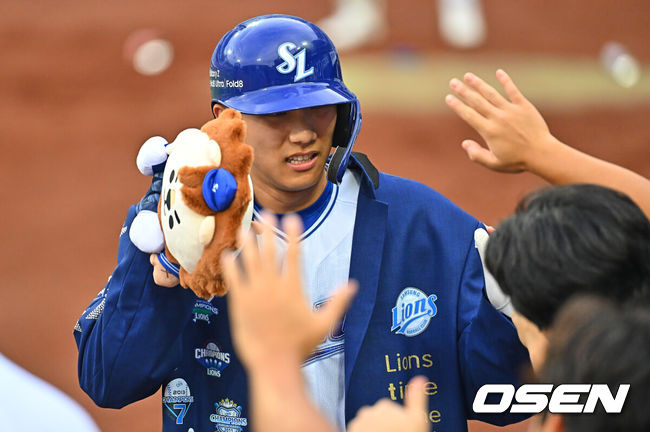 [OSEN=대구, 이석우 기자] 28일 대구삼성라이온즈파크에서 2026 신한 SOL KBO 리그 삼성 라이온즈와 KIA 타이거즈의 경기가 열렸다. 홈팀 삼성은 최원태가, 방문팀 KIA는 올러가 선발 출전했다. 삼성 라이온즈 이재현이 1회말 1사 1,3루 좌월 3점 홈런을 치고 하이파이브를 하고 있다. 2026.07.28 / foto0307@osen.co.kr