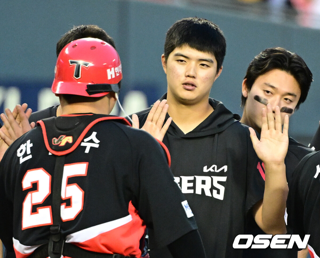 KIA 김태형이 동료들과 하이파이브를 하고 있다./OSEN DB
