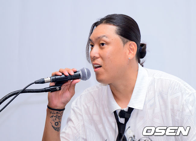 [OSEN=지형준 기자] 프로농구 부산 KCC 이지스 최준용이 29일 서울 여의도 콘래드 서울 호텔에서 해외 진출 선언 기자회견을 가졌다.이날 최준용은 미국 진출에 대한 도전 의사를 밝혔다.최준용이 질문에 답을 하고 있다. 2026.07.29 / jpnews@osen.co.kr