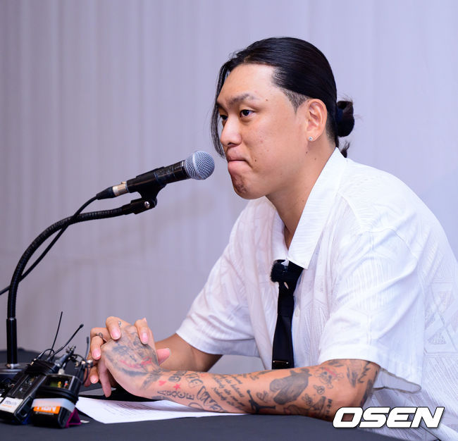 [OSEN=지형준 기자] 프로농구 부산 KCC 이지스 최준용이 29일 서울 여의도 콘래드 서울 호텔에서 해외 진출 선언 기자회견을 가졌다.이날 최준용은 미국 진출에 대한 도전 의사를 밝혔다.최준용이 질문에 답을 하고 있다. 2026.07.29 / jpnews@osen.co.kr