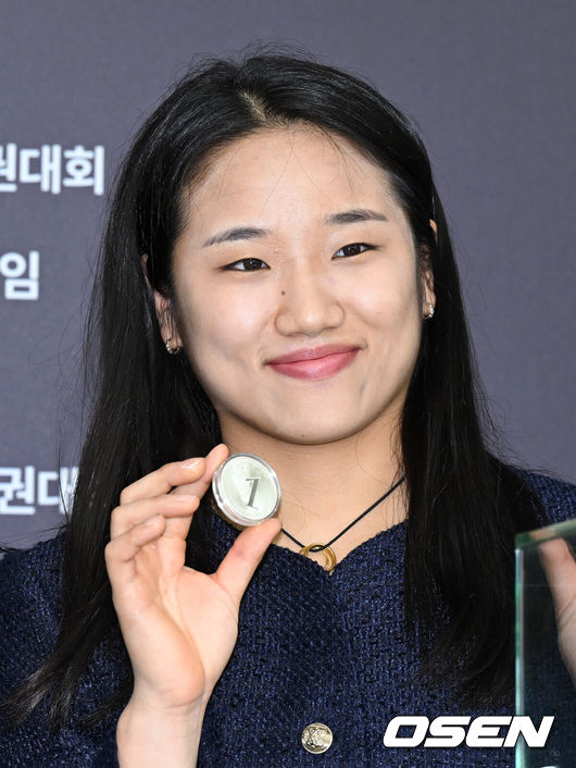 [OSEN=이대선 기자] 29일 오전 서울 서초구 요넥스코리아 서초사옥에서 안세영 선수 기념메달 출시행사가 열렸다.이번 기념메달은 안세영 선수의 아시아 최초 여자 단식 그랜드슬램 달성을 기념해 제작되었다.공식 기념메달은 7월 29일(수) 오전 10시부터 한국조폐공사 쇼핑몰(www.koreamint.com)을 통해 1차 상시판매한다.안세영이 포토타임을 가지고 있다. 2026.07.28 /sunday@osen.co.kr