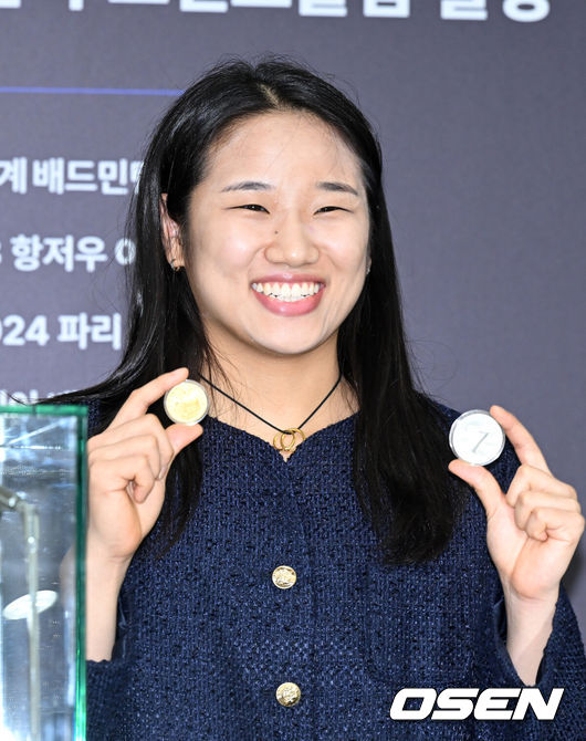 [OSEN=이대선 기자] 29일 오전 서울 서초구 요넥스코리아 서초사옥에서 안세영 선수 기념메달 출시행사가 열렸다.이번 기념메달은 안세영 선수의 아시아 최초 여자 단식 그랜드슬램 달성을 기념해 제작되었다.공식 기념메달은 7월 29일(수) 오전 10시부터 한국조폐공사 쇼핑몰(www.koreamint.com)을 통해 1차 상시판매한다.안세영이 포토타임을 가지고 있다. 2026.07.28 /sunday@osen.co.kr
