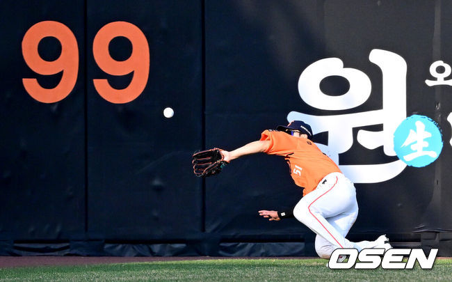 [OSEN=대전, 최규한 기자] 28일 대전 한화생명볼파크에서 ‘2026 신한 SOL KBO리그’ 개막전 한화 이글스와 키움 히어로즈의 맞대결이 열렸다.홈팀 한화는 윌켈 에르난데스, 방문팀 키움은 라울 알칸타라를 선발로 내세웠다. 연장 10회초 2사 주자없는 상황 키움 이주형의 뜬공 타구를 한화 좌익수 문현빈이 몸을 날려 잡아내고 있다. 2025.03.28 / dreamer@osen.co.kr