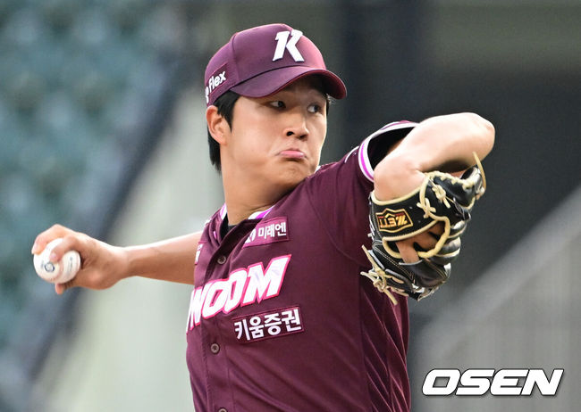[OSEN=잠실, 조은정 기자]28일 서울 잠실야구장에서 2026 신한 SOL KBO리그 LG 트윈스와 키움 히어로즈의 경기가 열렸다.이날 LG는 톨허스트, 키움은 전준표를 선발로 내세웠다.1회말 키움 전준표가 역투하고 있다. 2026.07.28 /cej@osen.co.kr