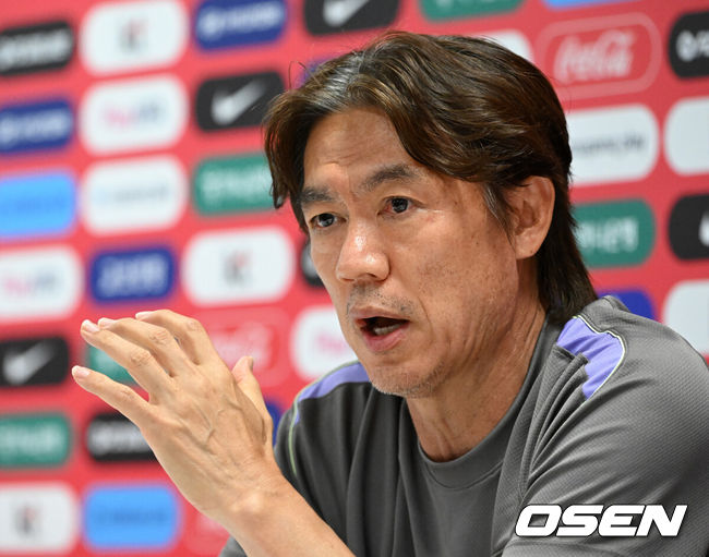 [OSEN=사포판(멕시코), 이대선 기자] 홍명보 감독이 이끄는 대한민국 축구국가대표팀이 26일(한국시각) 멕시코 과달라하라 인근 사포판의 치바스 베르데 바예에서 훈련을 진행했다.대한민국은 1승 2패(승점 3)로 조 3위에 머물렀다. 자력으로 32강에 오를 기회를 놓쳤고, 이제는 다른 조 경기 결과를 기다려야 하는 처지가 됐다.훈련에 앞서 대한민국 홍명보 감독이 인터뷰를 하고 있다. 2026.06.26 /sunday@osen.co.kr
